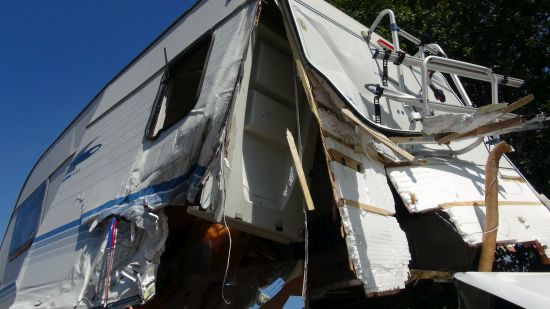 Unfall Wohnwagen A61