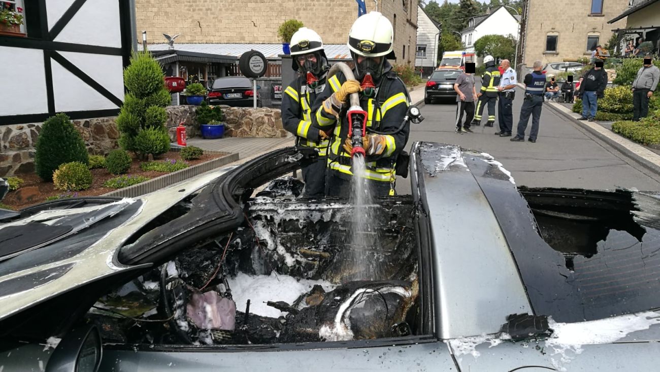Sirene 30 Minuten im Dauerbetrieb: Corvette fängt Feuer in Garage