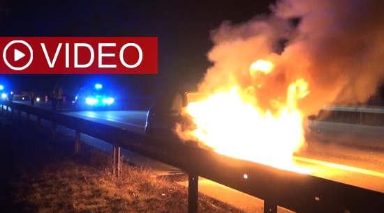 Focus steht lichterloh in Flammen Feuer auf der Autobahn