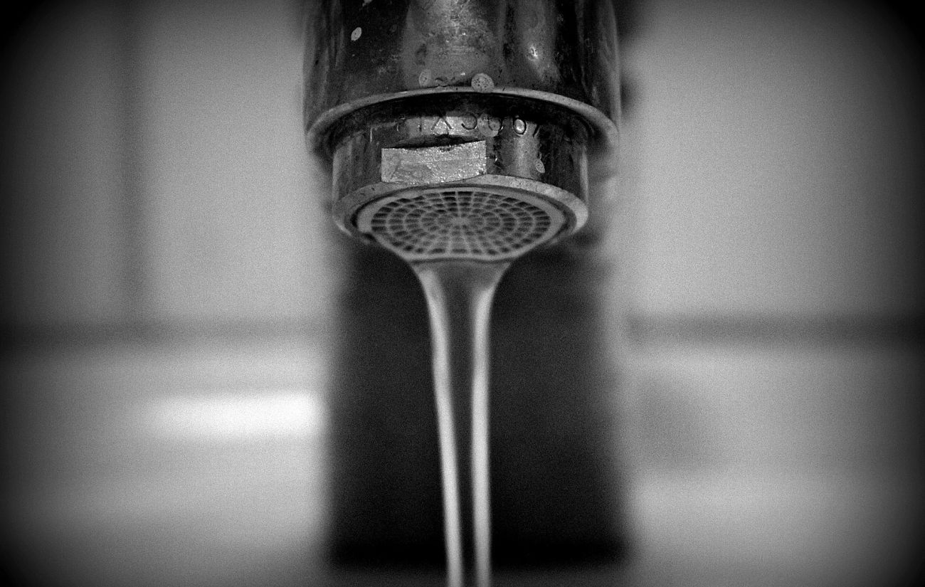 Verbraucher werden zum Sparen gebeten Trinkwasser wird weniger
