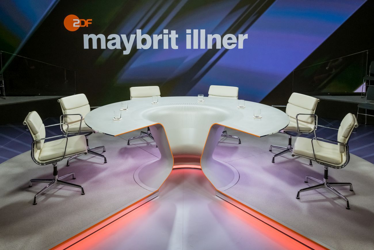 Hinterland GmbH fertigt Möblierung für ZDF Talksendung von Maybrit Illner Made in Oberzissen