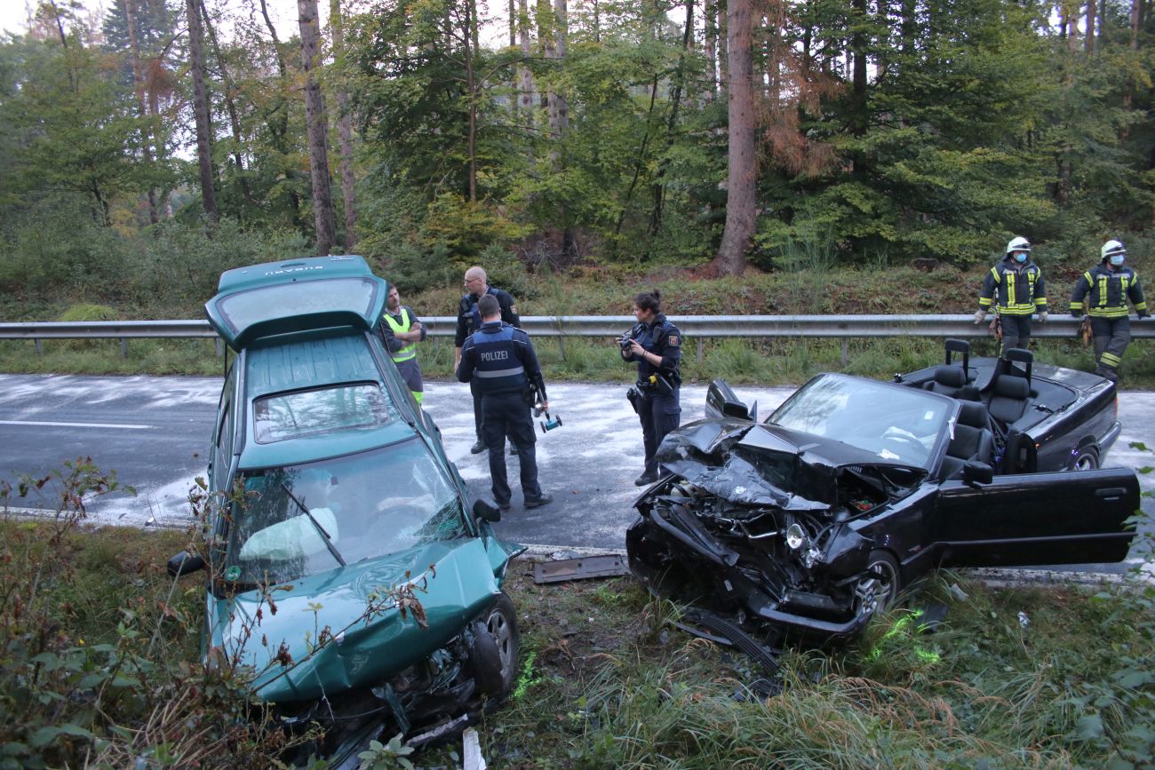 Weiterer schwerer Verkehrsunfall auf der L83 bei Königsfeld 2 Autos prallen frontal zusammen