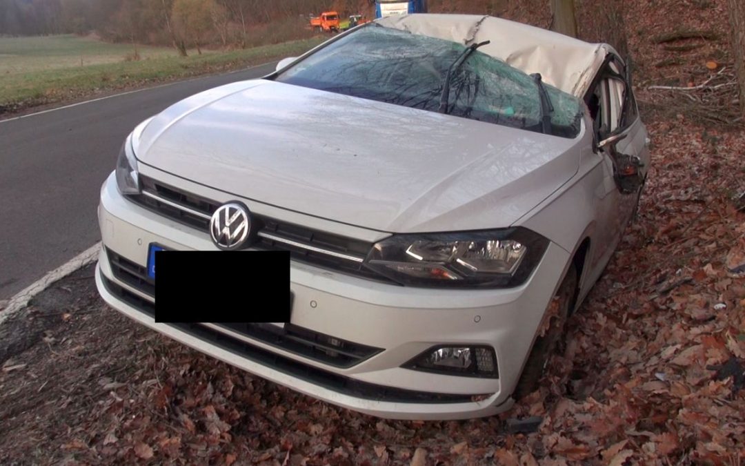 20 Jährige schwer veletzt ins Krankenhaus geflogen Mit Auto gegen Baum geprallt