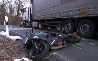 Junger Motorradfahrer stirbt nach Kollision mit LKW Stundenlange Sperrung