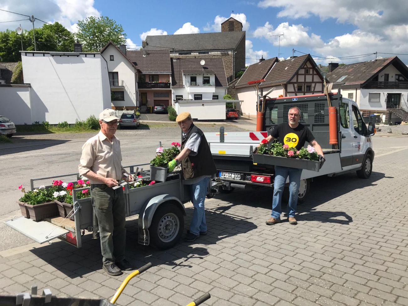 Verschönerung des Ortsbildes durch den Heimatverein Oberzissen Blumen und Tomaten in Kästen verteilt