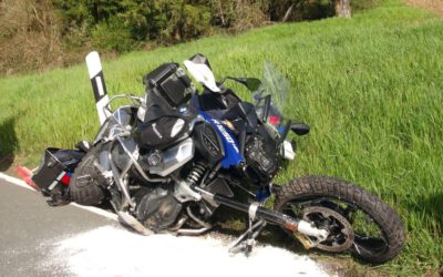 Motorradfahrer prallt mit PKW zusammen Schwer verletzt