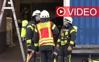 Industriebrand in einer Halle sorgt für großen Feuerwehreinsatz