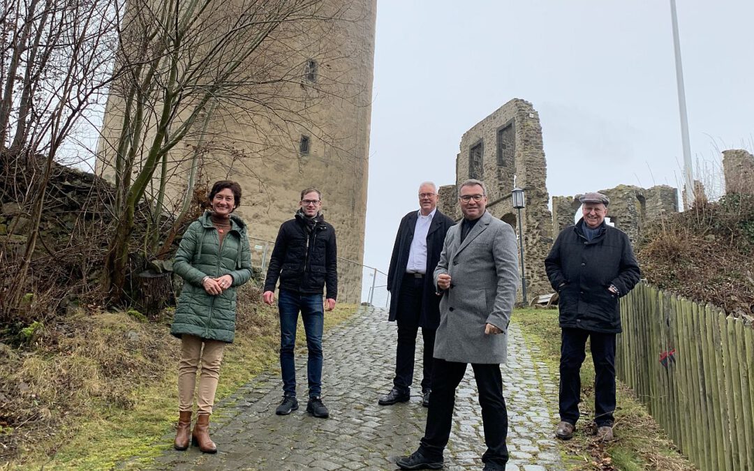 Burg Olbrück: Horst Gies macht sich ein Bild vor Ort Eigentümer soll Sanierungsarbeiten durchführen