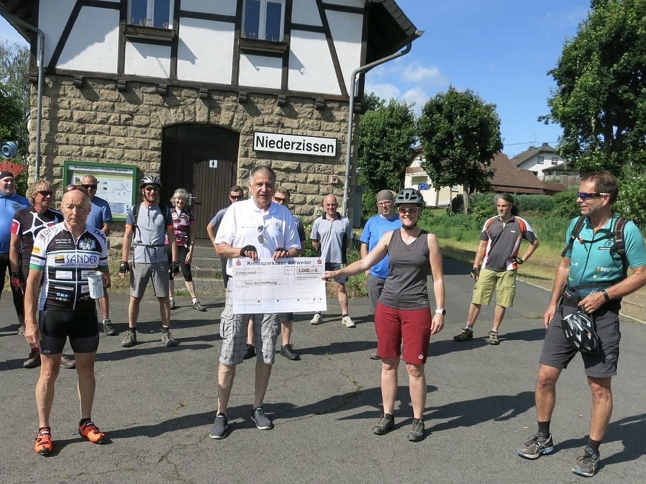 Mountainbiker spenden für die Vor-Tour der Hoffnung 5.000 Euro in Niederzissen übergeben