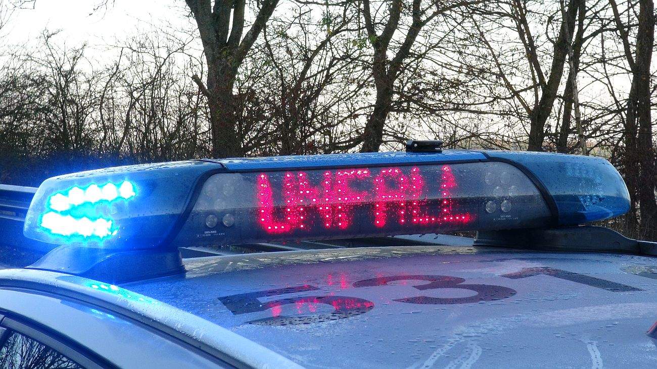 Polizei sucht Fahrer von weißem VW Golf VI nach Unfallflucht in Weibern