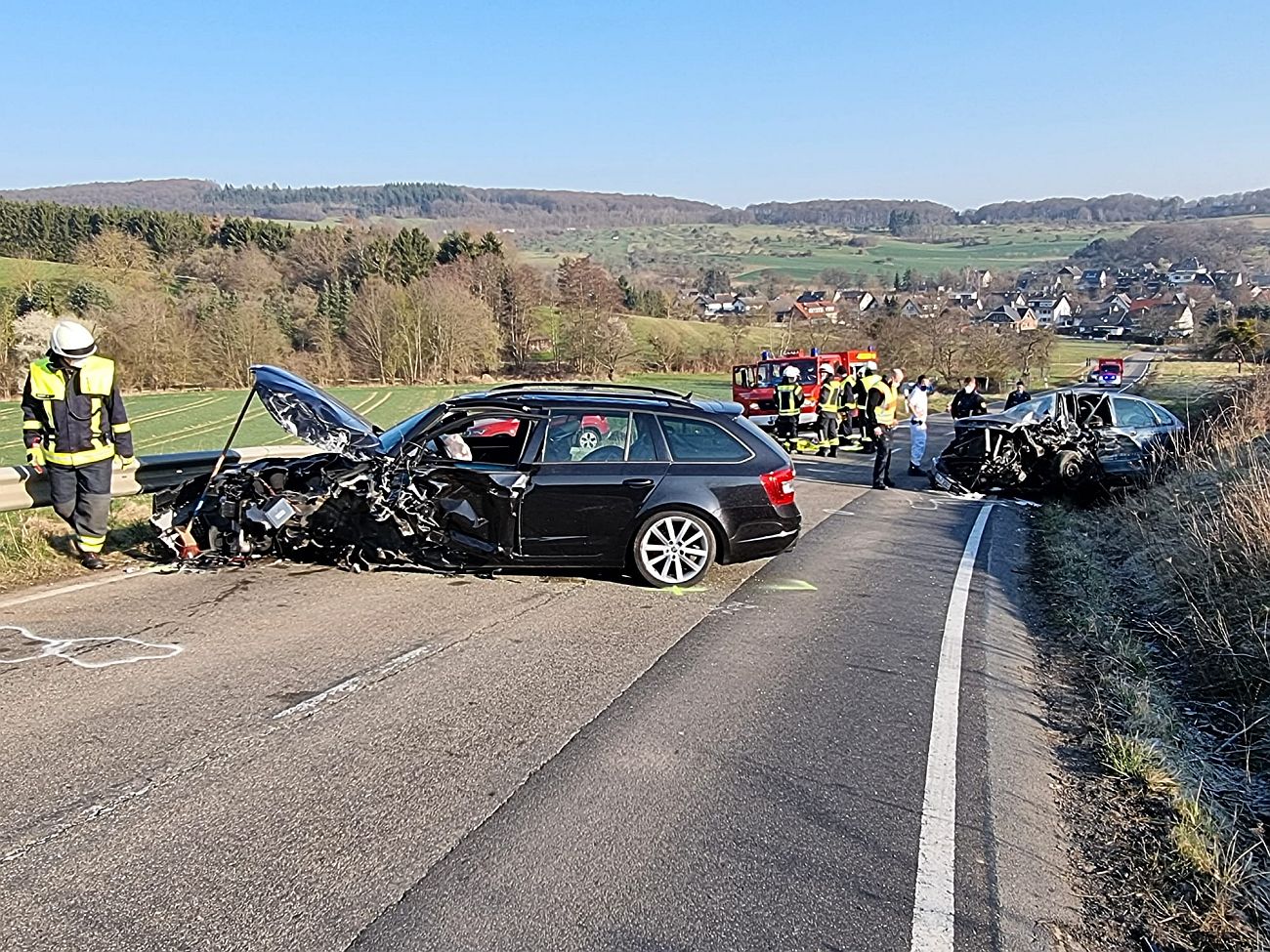 Derzeitige Vollsperrung nach tödlichem Verkehrsunfall zwischen Waldorf und Niederzissen Erstmeldung