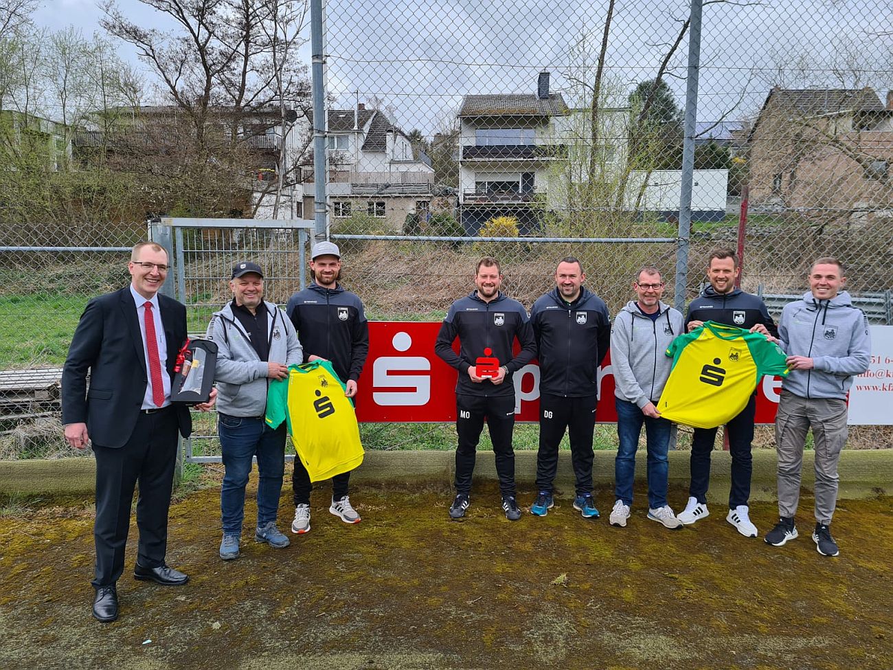 SV Oberzissen erhält neuen Trikotsatz Kreissparkasse Ahrweiler unterstützt