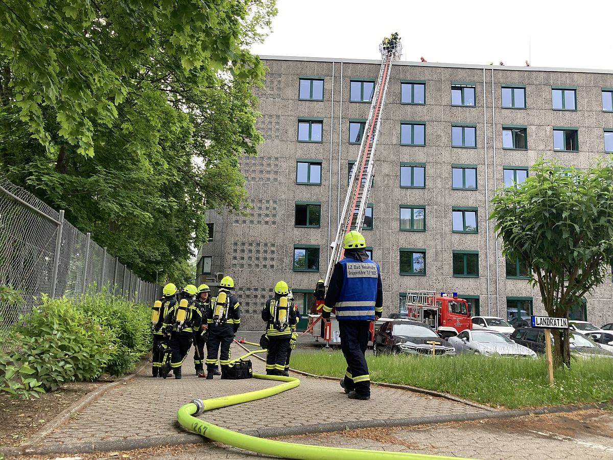 Feuer auf dem Dach der Kreisverwaltung Ahrweiler Wanderer verhindert Schlimmeres