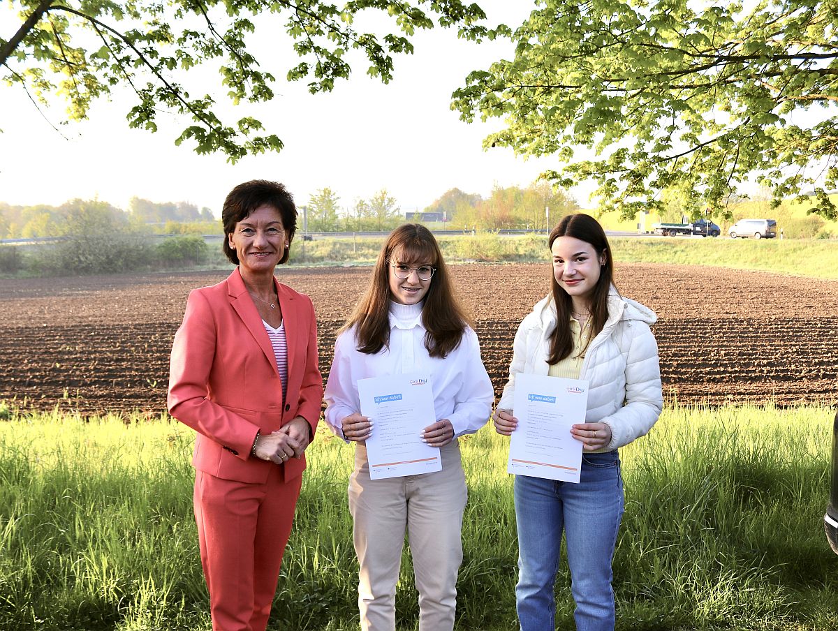 2 Schülerinnen nahmen Einblick in Arbeitsalltag der Landespolitikerin Petra Schneider Girls Day