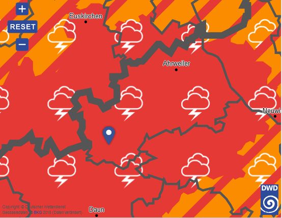 Alarmstufe 3 von 4: Deutsch Wetterdienst warnt vor Unwetter und schwerem Gewitter Erhöhung auf 4 ist möglich