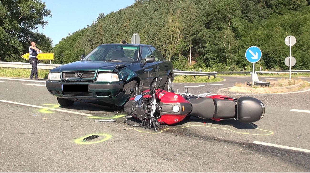 Motorradfahrer nach Unfall schwer verletzt Autofahrerin übersieht 22-Jährigen