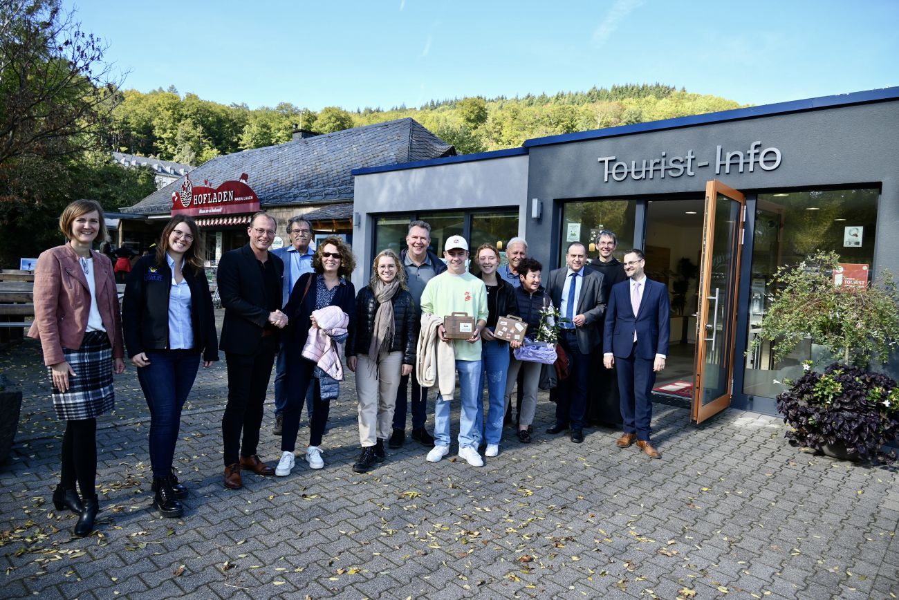 400.000ster Besucher in der Tourist-Information Maria Laach empfangen Familie aus Heinsberg überrascht