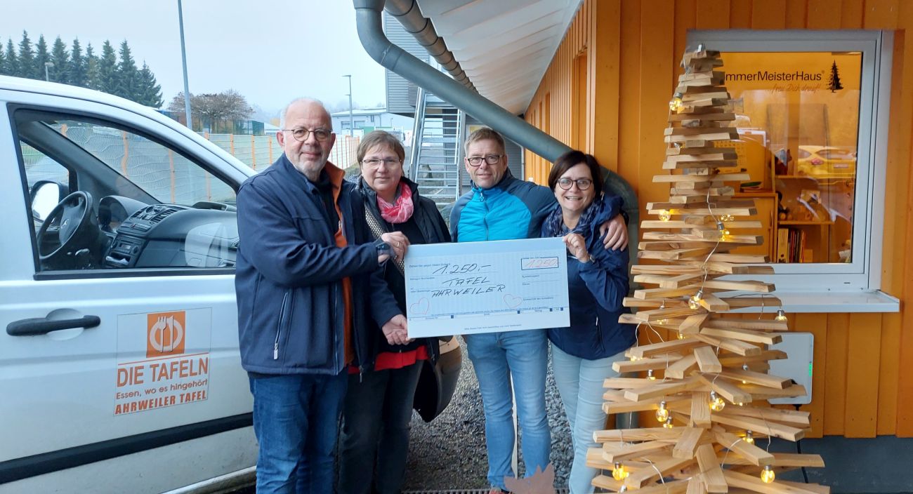 1.250 Euro-Spende von Holzbau Fuchs hilft „Tafel Ahrweiler“