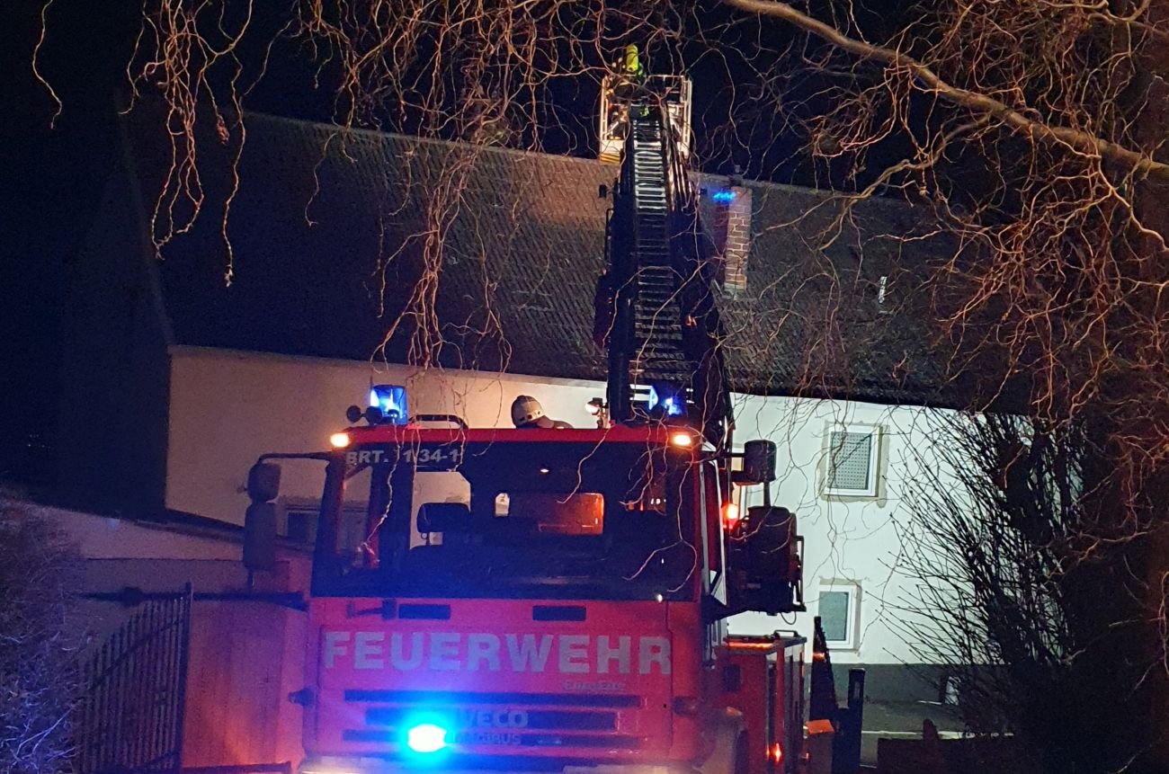 Kaminbrand sorgt für Feuerwehreinsatz in Hain 30 Kräfte mit 6 Fahrzeugen