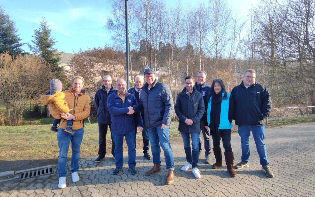 Weibern zeigt sich bei Ortsbegehung von seiner besten Seite