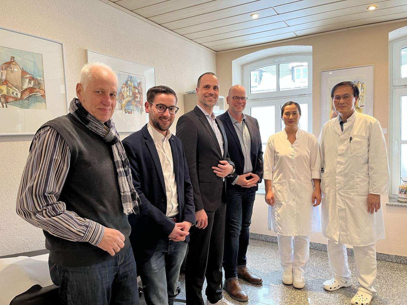 Staatsminister Clemens Hoch besucht Praxis Tjiong in Kempenich Austausch mit Bürgermeisterkandidaten Frank Klapperich