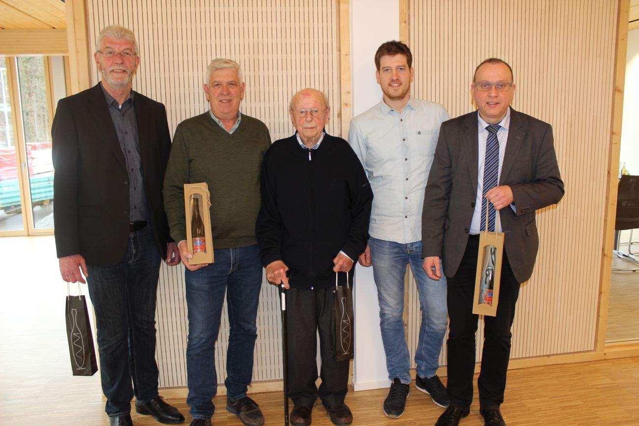 Toni Adams aus Niederzissen erhält seltene Auszeichnung „Meisterbrief in Platin“ Bürgermeister Johannes Bell und Rolf Hans gratulieren