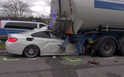 Pkw rast ungebremst in stehenden Lkw