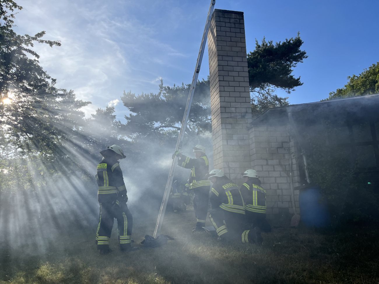 Feuer mit Menschenrettung und ein Kaminbrand Feuerwehr Königsfeld übte für den Ernstfall