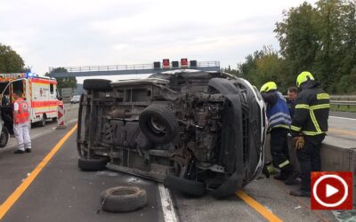 Kleintransporter hebt ab und stürzt bei Niederzissen auf der A61 um