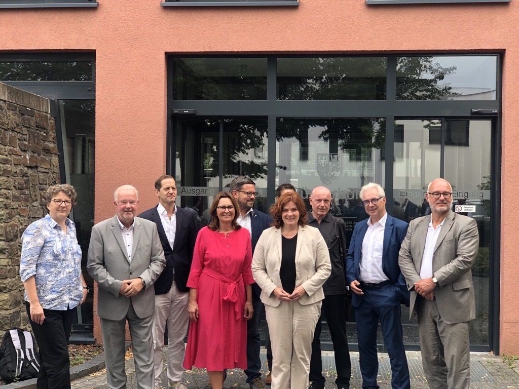 Bauausschuss des Deutschen Bundestages informierte sich im Ahrtal über den Wiederaufbau van Bebber erläuterte Herausforderungen bei der Lebenshilfe Ahrweiler