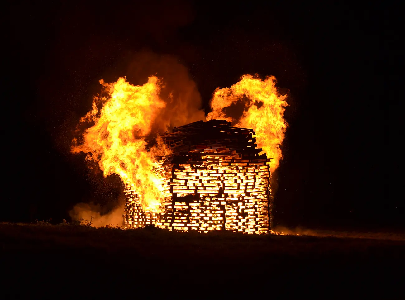 Gemeindearbeiter erhielten beim Aufbau des Martinsfeuer in Hain wieder Unterstützung