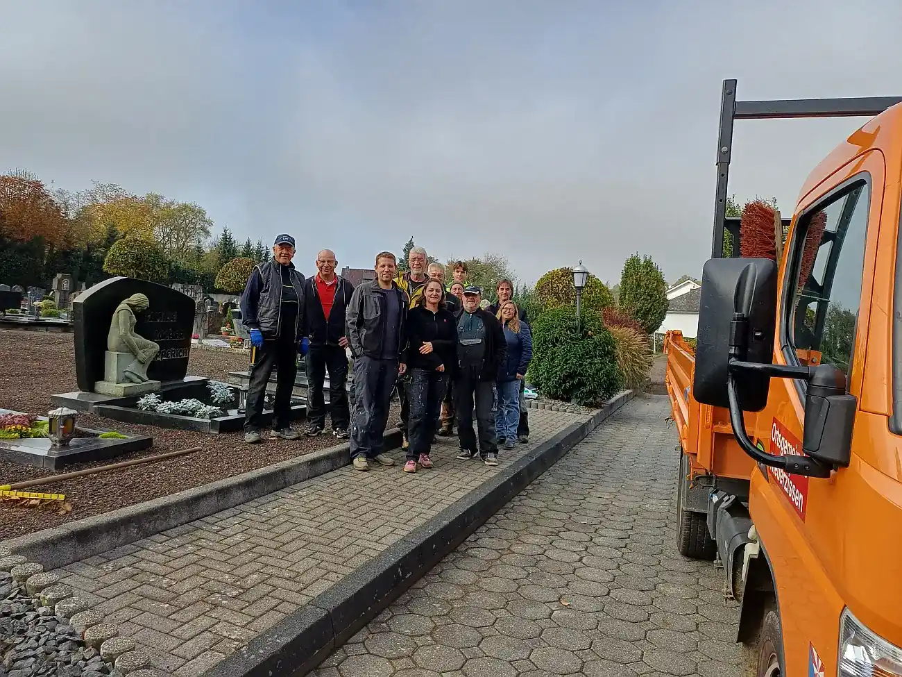 Friedhof Niederzissen für Allerheiligen erfolgreich gereinigt