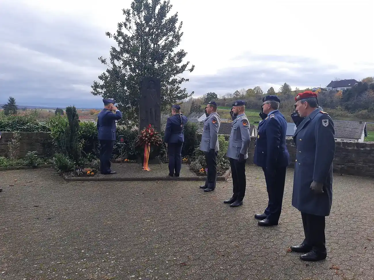 Kranzniederlegung am Ehrenmal am Volkstrauertag in Oberzissen