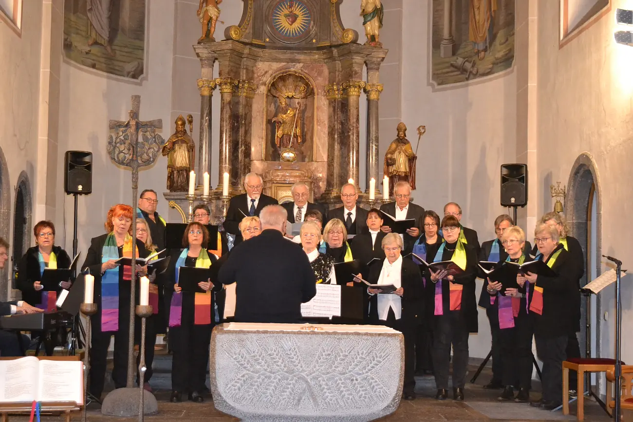 Gospelchor Burgbrohl und die Kirchenchöre von Burgbrohl und Wassenach boten musikalischen und spirituellen Abend in Wassenach Begeistertes Glaubenszeugnis in Musik