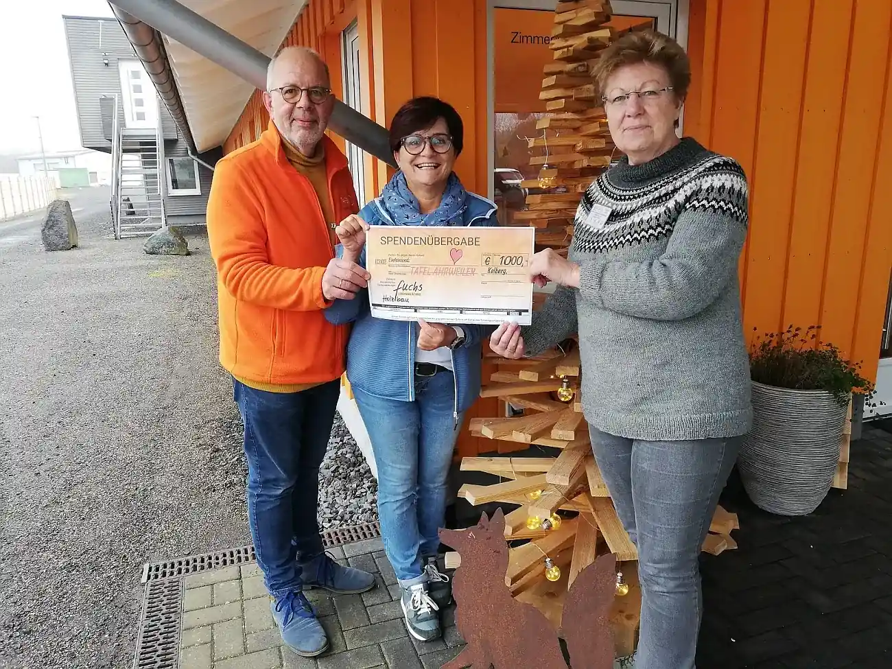 Firma Holzbau Fuchs aus Kelberg unterstützt armutsbetroffene Menschen Großzügige Spende für die Tafel Ahrweiler