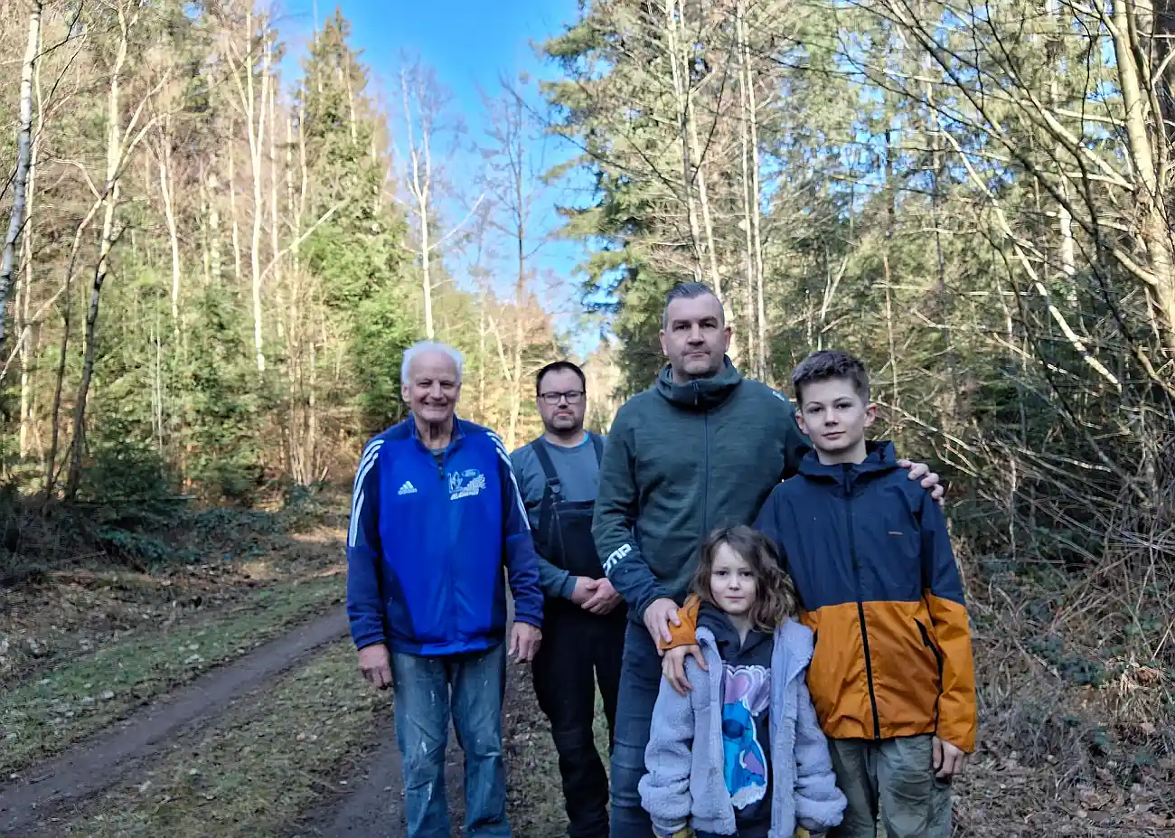 Jung und Alt halfen bei Pflege des Biotopes im Bruch in Kempenich