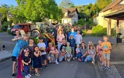Feuerwehr stellte traditionell in Niederdürenbach einen Maibaum auf