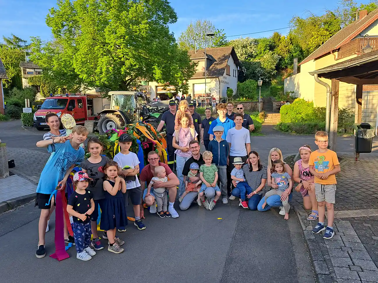 Feuerwehr stellte traditionell in Niederdürenbach einen Maibaum auf
