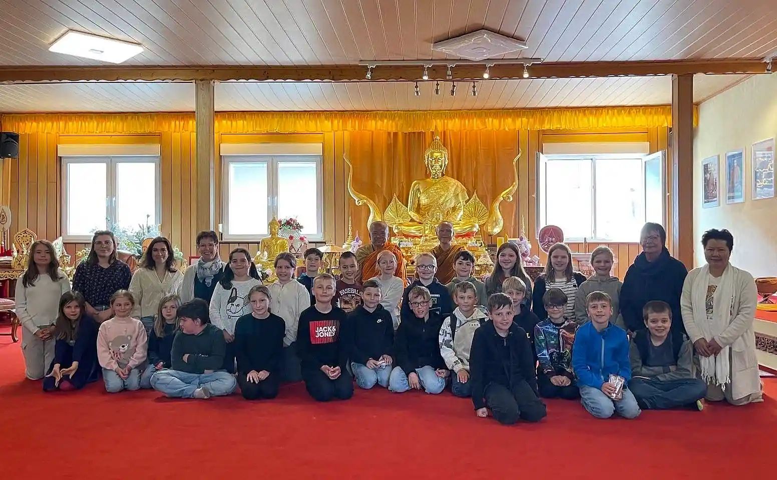 Wehrer Grundschüler besuchen den buddhistischen Tempel in Wassenach