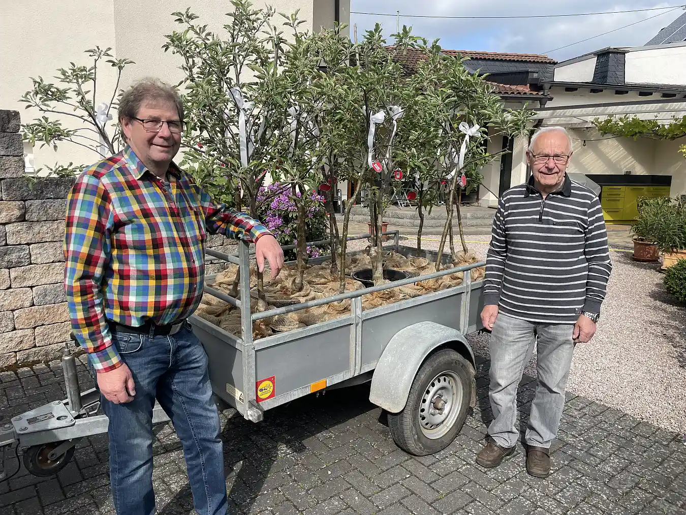 Würdige Geste zur Erstkommunion: Heimatverein Oberzissen schenkt Obstbäume