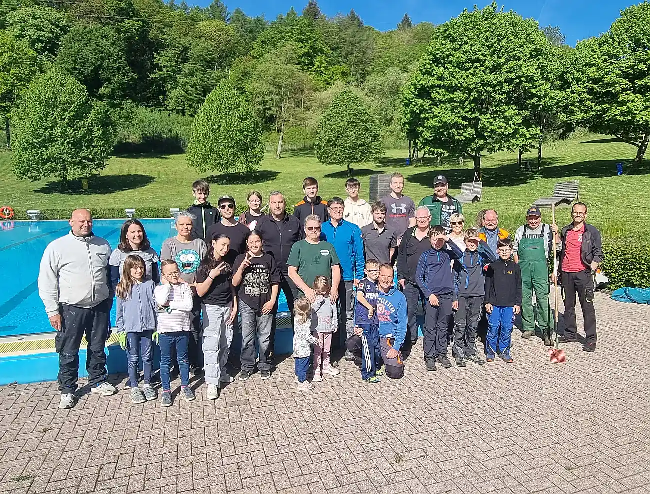 Ehrenamtliche Helfer machten das Freizeitbad Brohltal bereit für die Saison 2025 Frühjahrsputz