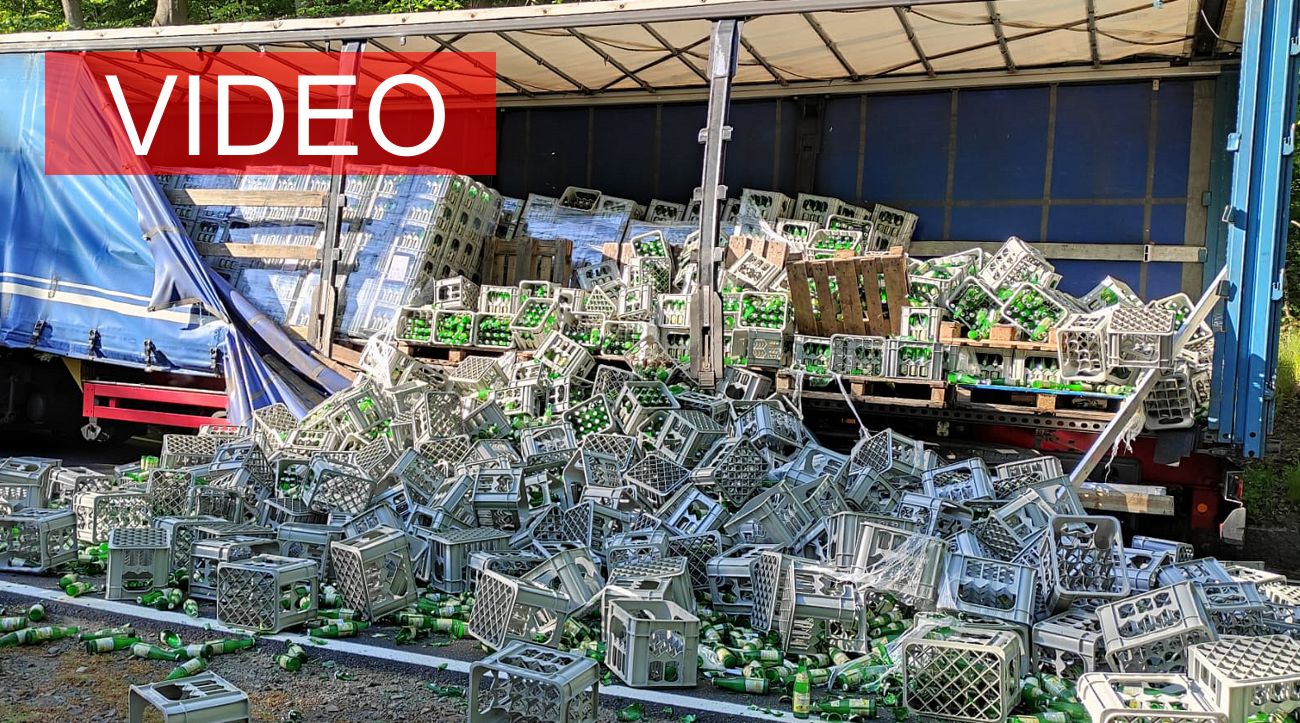 Lkw verliert hunderte Limonadenflaschen bei Glees Stundenlange Vollsperrung