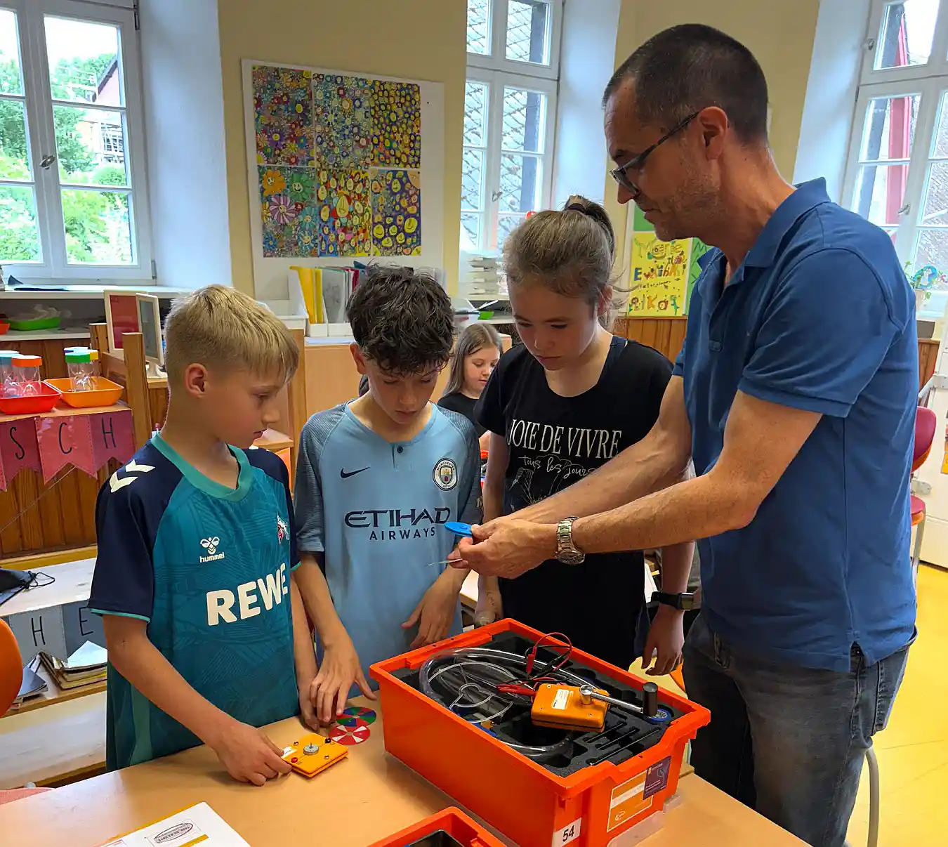 Schülerinnen und Schüler der Schulen Niederdürenbach und Wehr experimentieren mit Energie