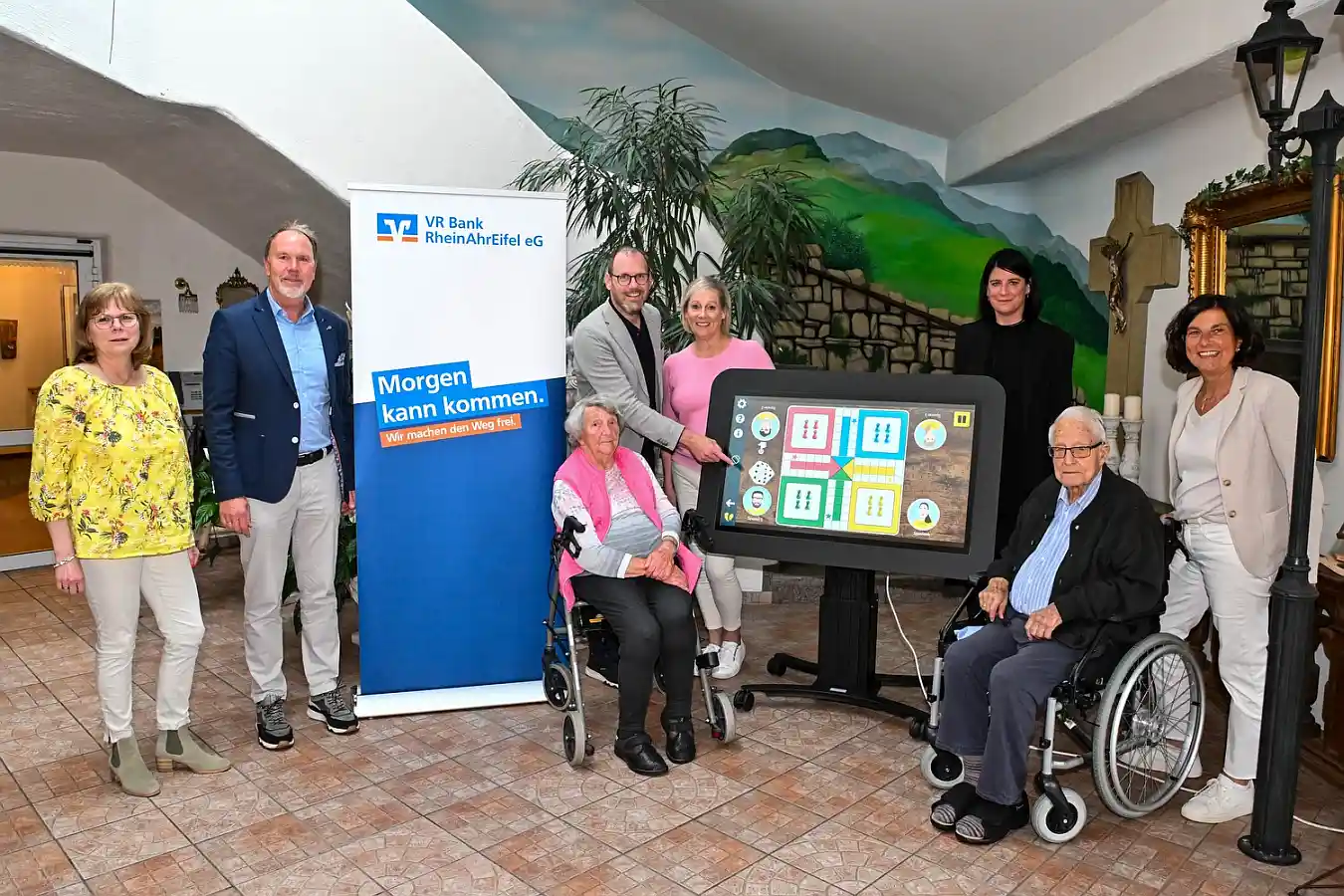 VR Bank RheinAhrEifel spendet CareTable für Seniorenzentrum Villa Romantica Innovative Unterstützung für die Pflege