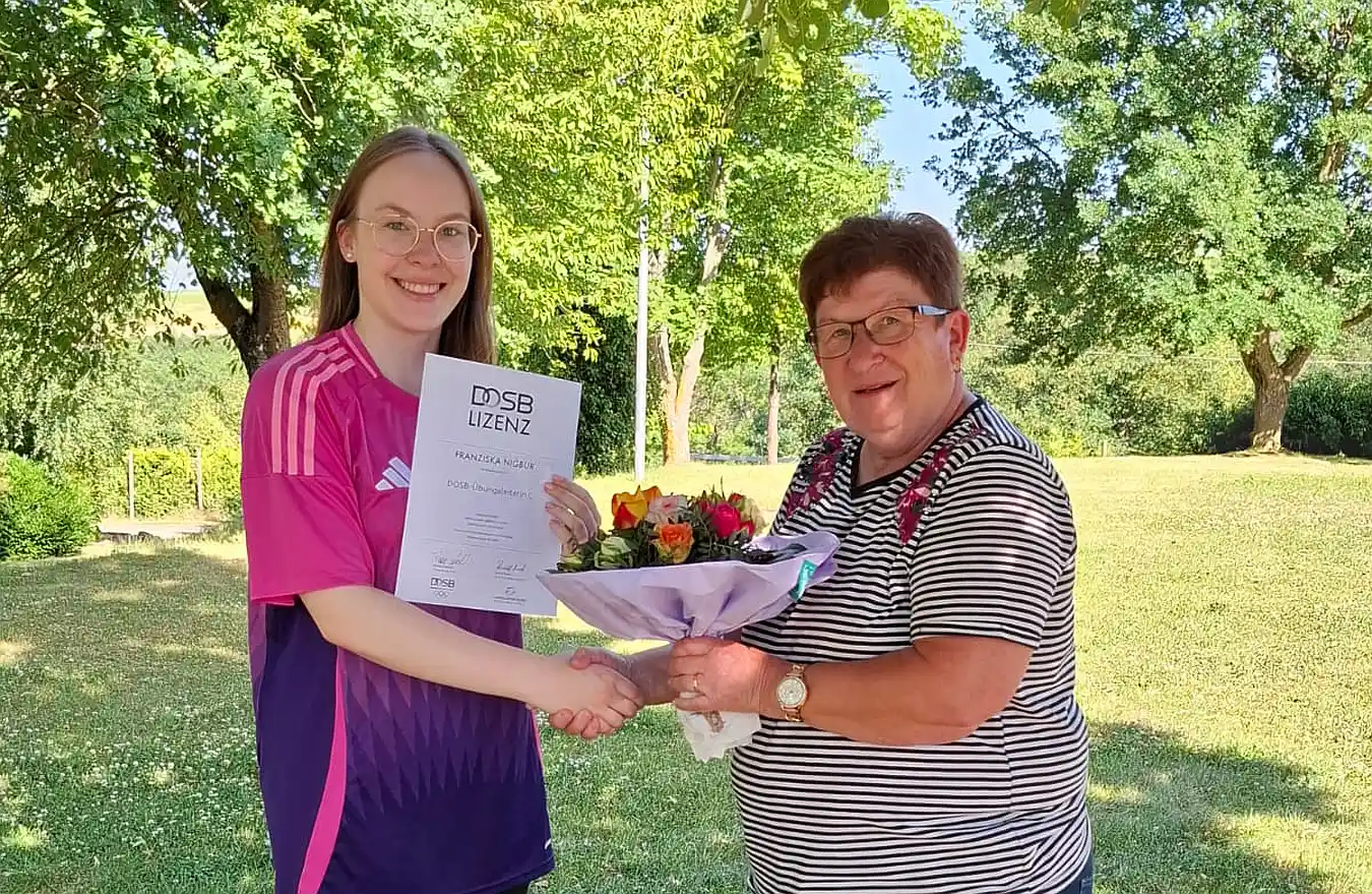 Franziska Nigbur legt erfolgreich Prüfung als Übungsleiterin  ab Gymnastik Riege Dedenbach