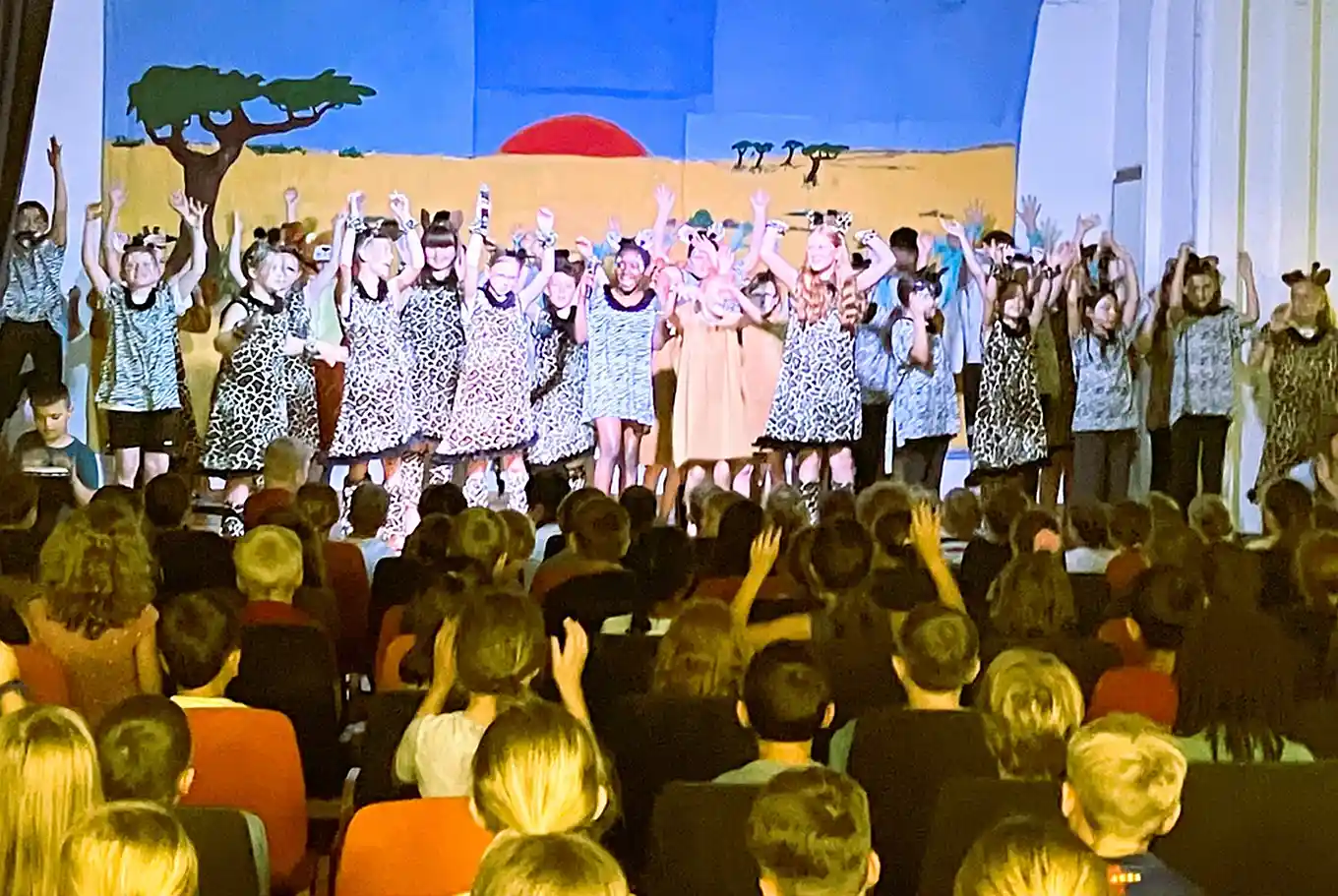 Viertklässler der Grundschule Burgbrohl feierten stolz ihren Abschluss Musical Tuishi Pamoja aufgeführt