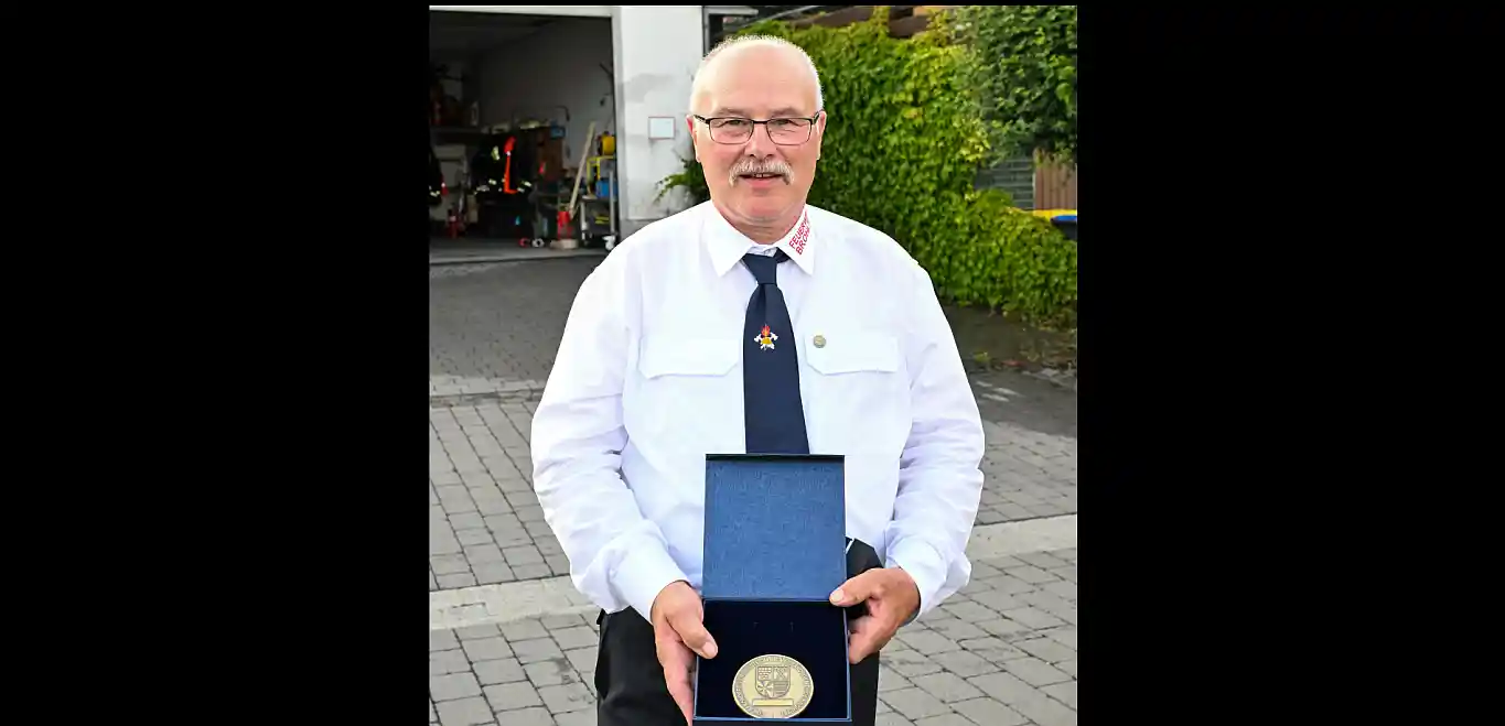 Werner Grohs nach fast 50 Jahren aus aktivem Feuerwehrdienst verabschiedet