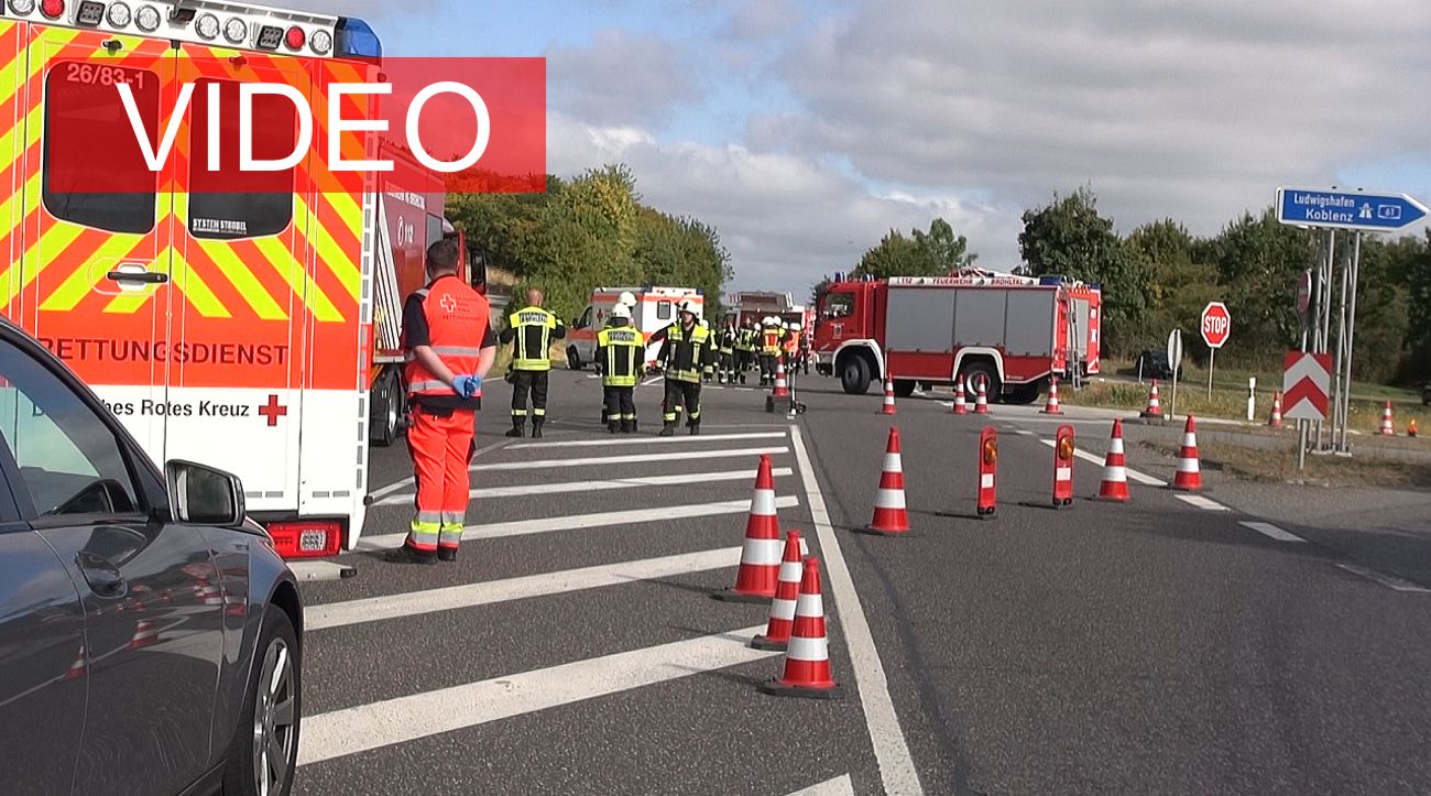 Auto überschlägt sich: 4 Verletzte bei Verkehrsunfall auf B412 bei Niederzissen
