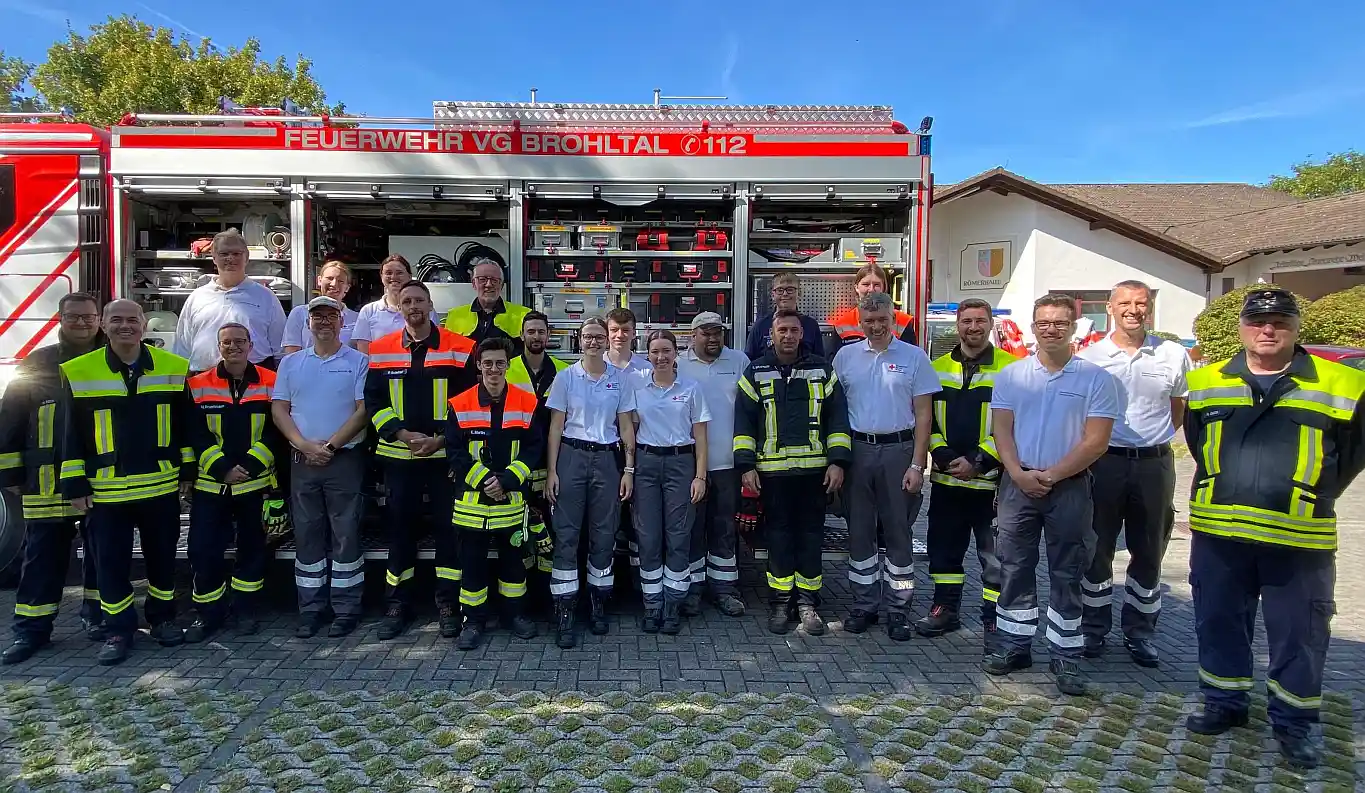 Teamwork am Unfallauto: DRK und Feuerwehr Wehr üben für den Ernstfall