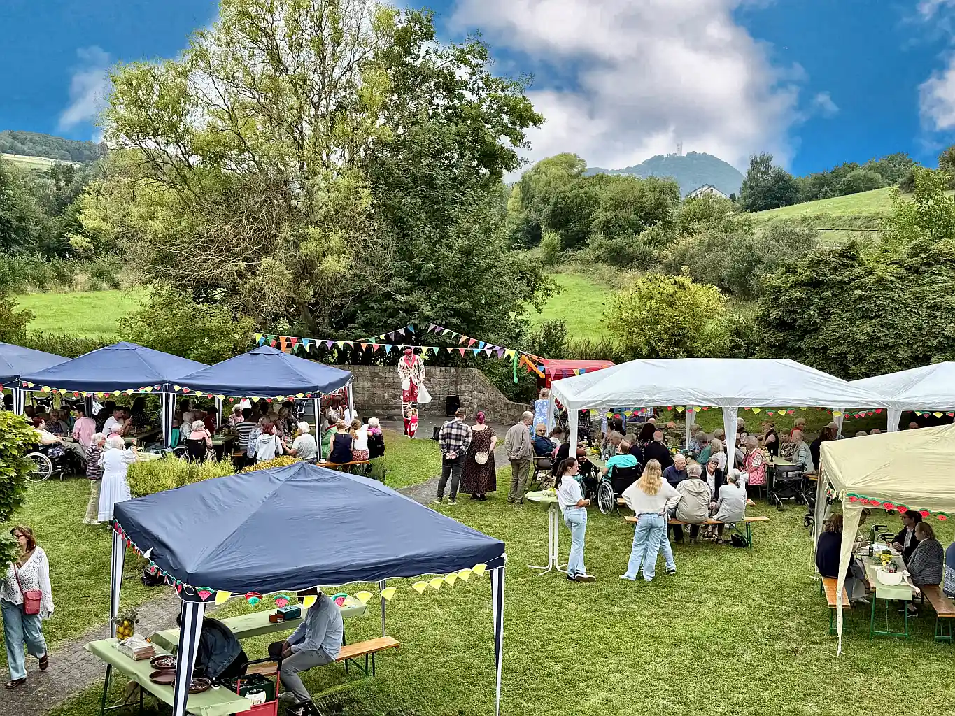 Sommerfest in der Villa Romantica – ein Tag voller Lachen, Musik und Gemeinschaft